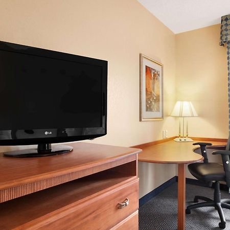 Hampton Inn Женева Екстер'єр фото