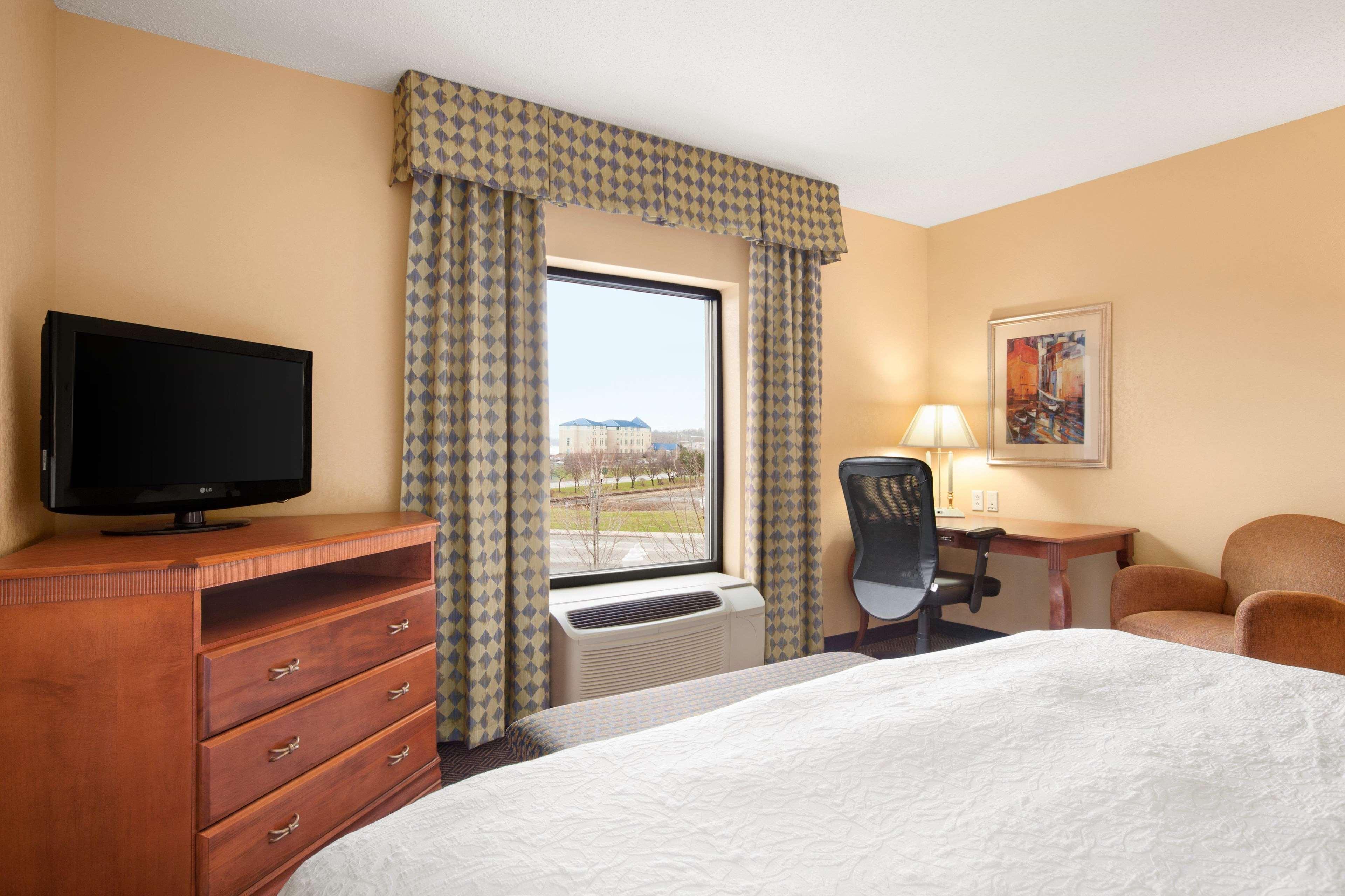 Hampton Inn Женева Екстер'єр фото