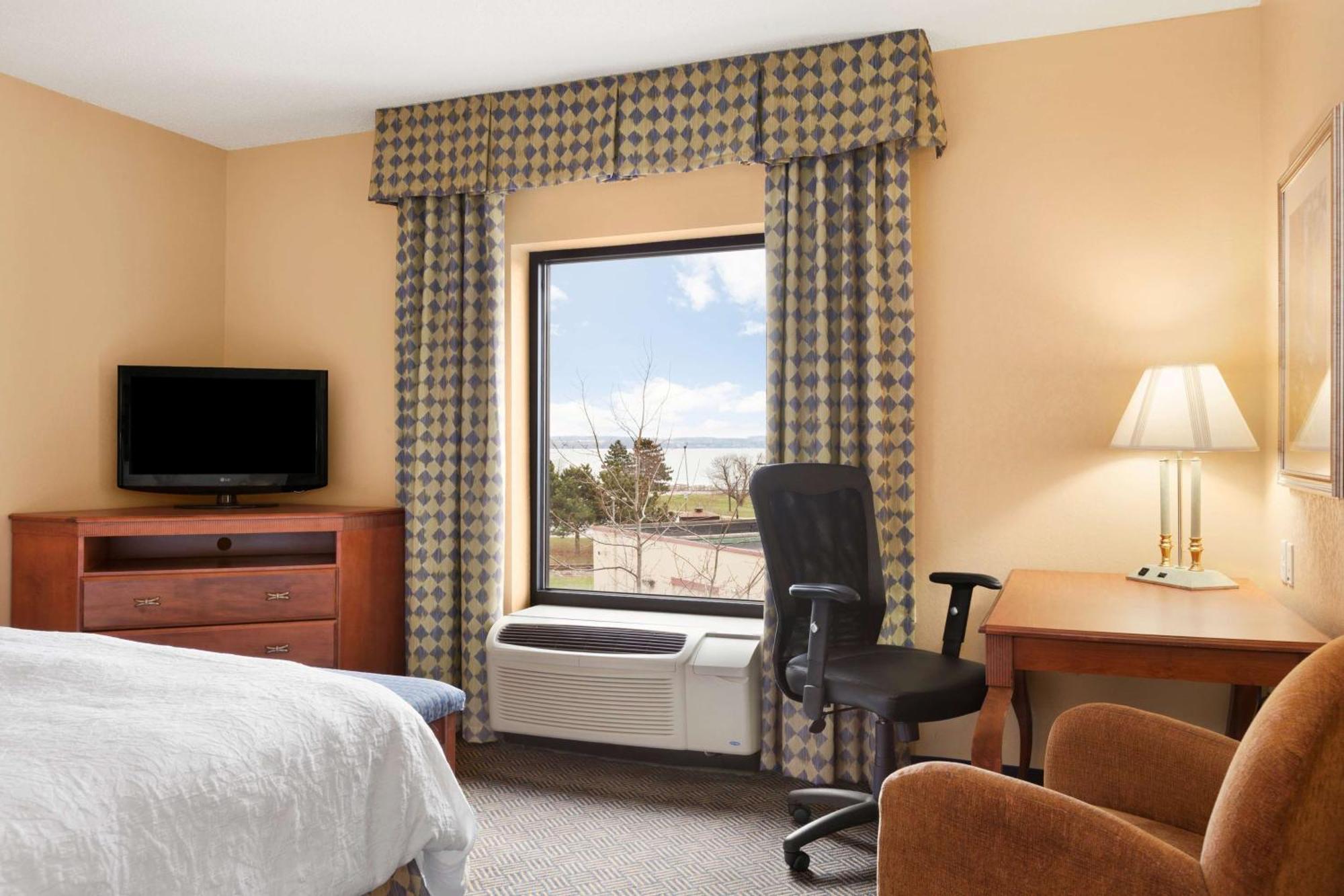 Hampton Inn Женева Екстер'єр фото