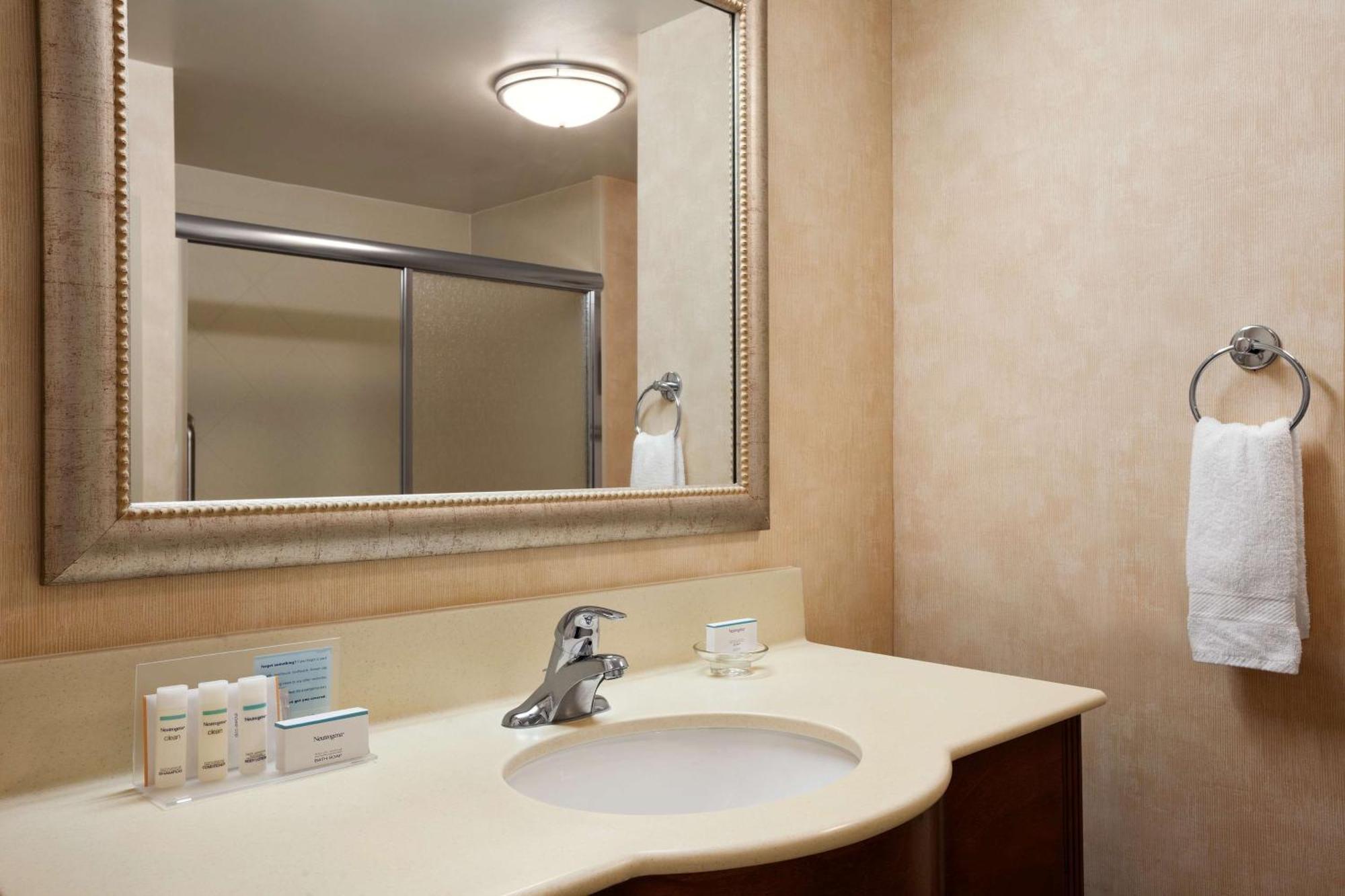 Hampton Inn Женева Екстер'єр фото